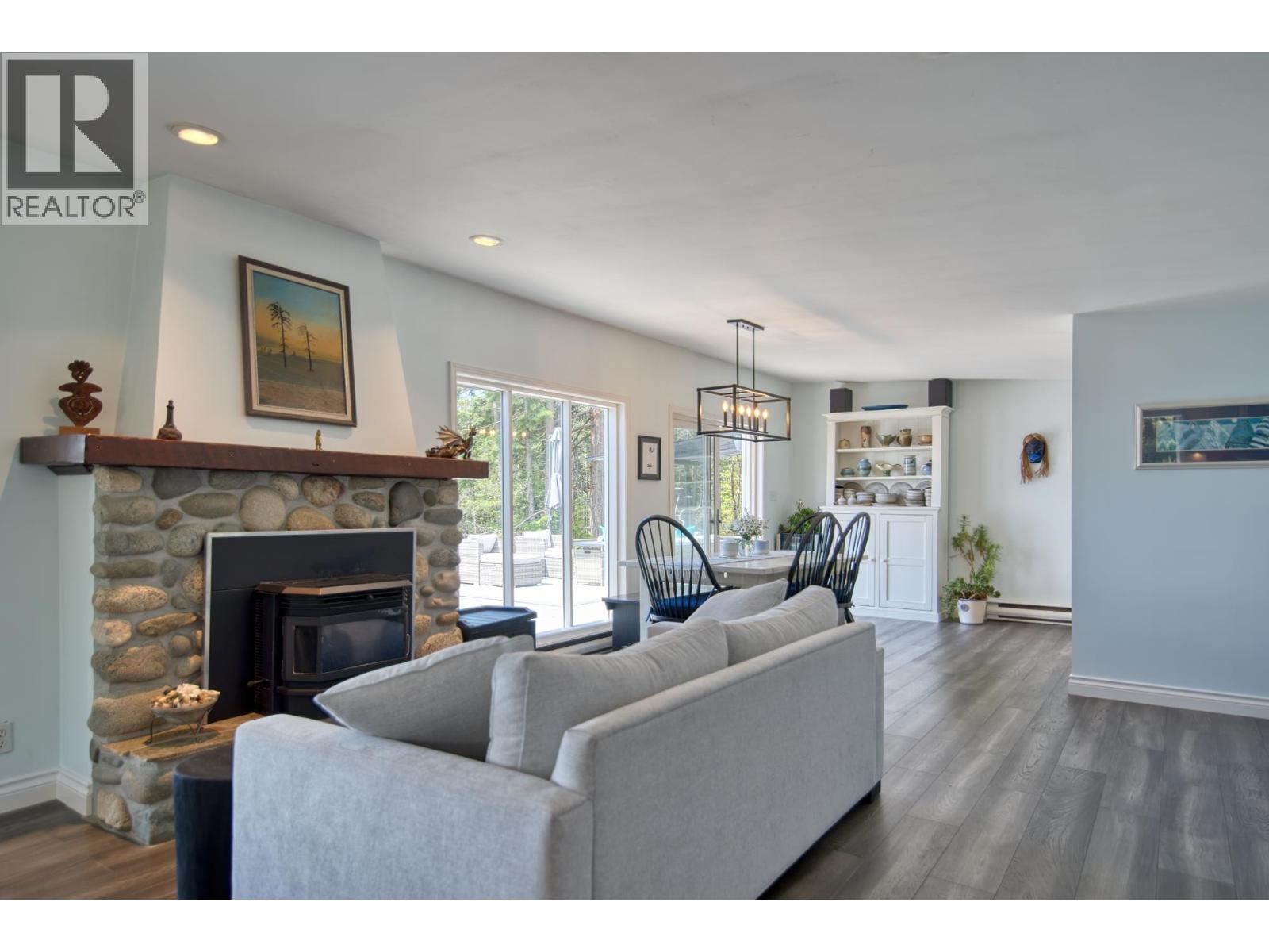 10991- 10993 SUNSHINE COAST HIGHWAY, Halfmoon Bay