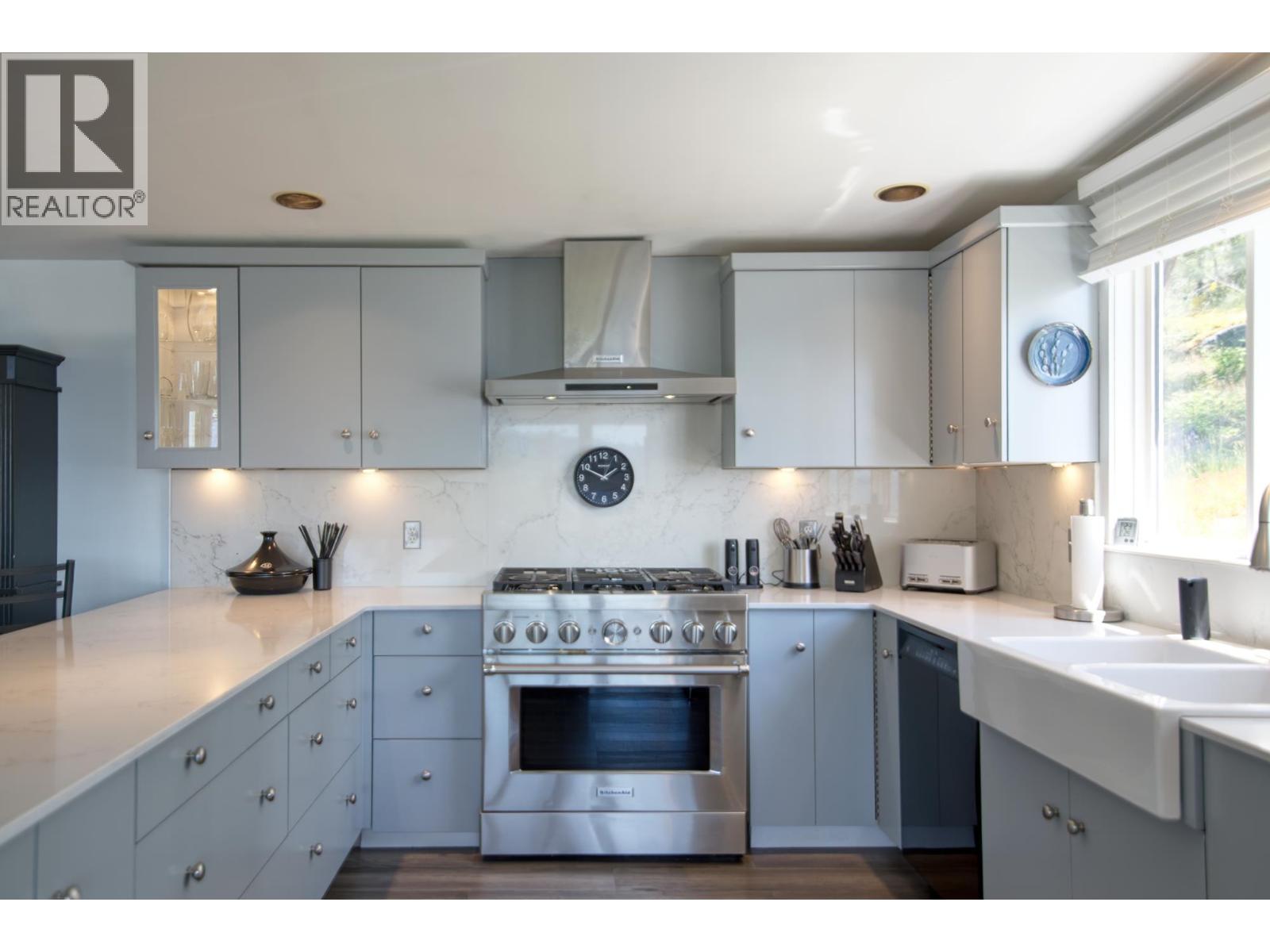 10991- 10993 SUNSHINE COAST HIGHWAY, Halfmoon Bay