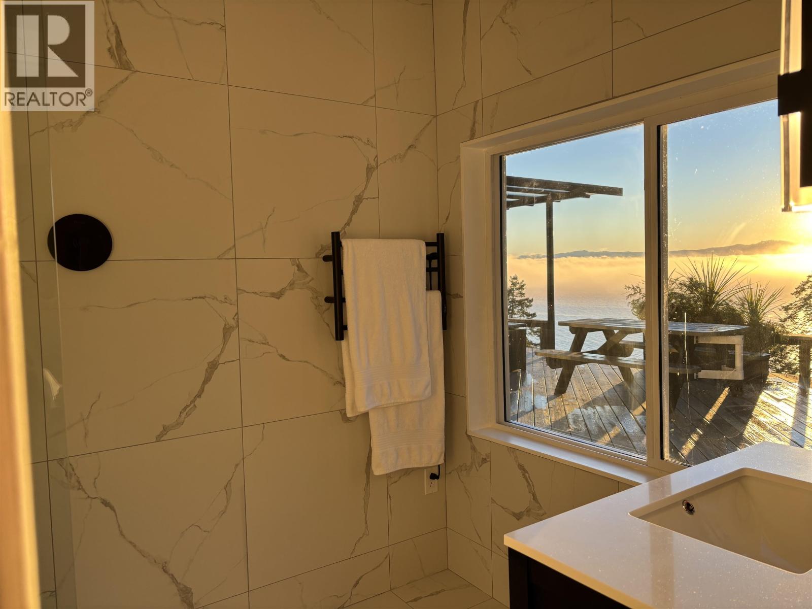 10991- 10993 SUNSHINE COAST HIGHWAY, Halfmoon Bay