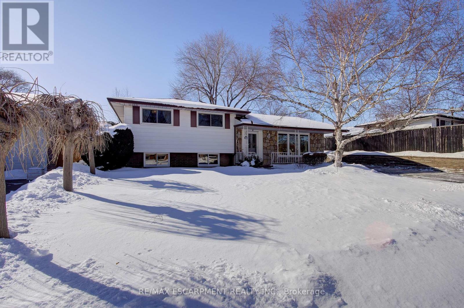 8 JEANETTE STREET - Photo 3 of 42, Hamilton (Lawfield), Ontario