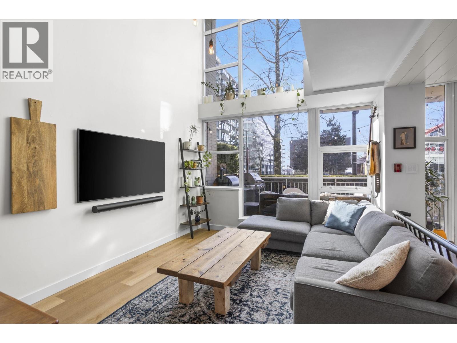 TH2 168 E ESPLANADE AVENUE, North Vancouver