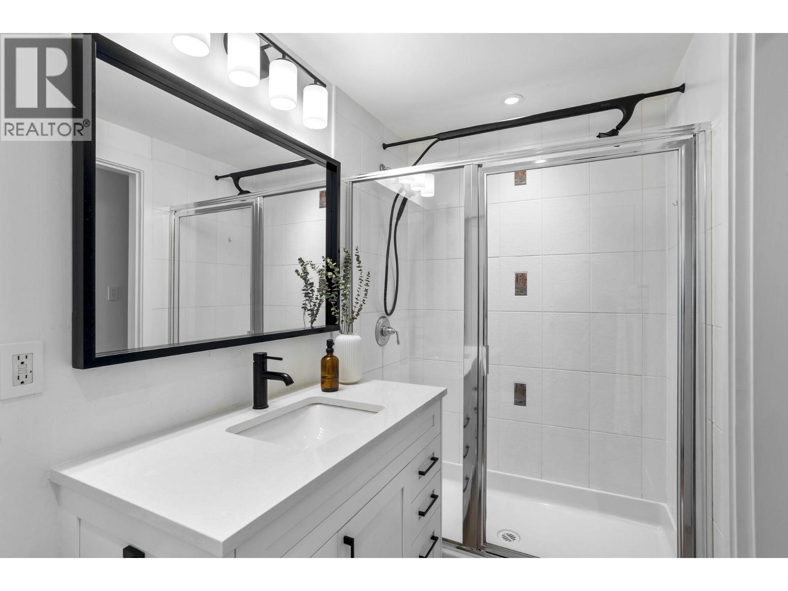 TH2 168 E ESPLANADE AVENUE, North Vancouver