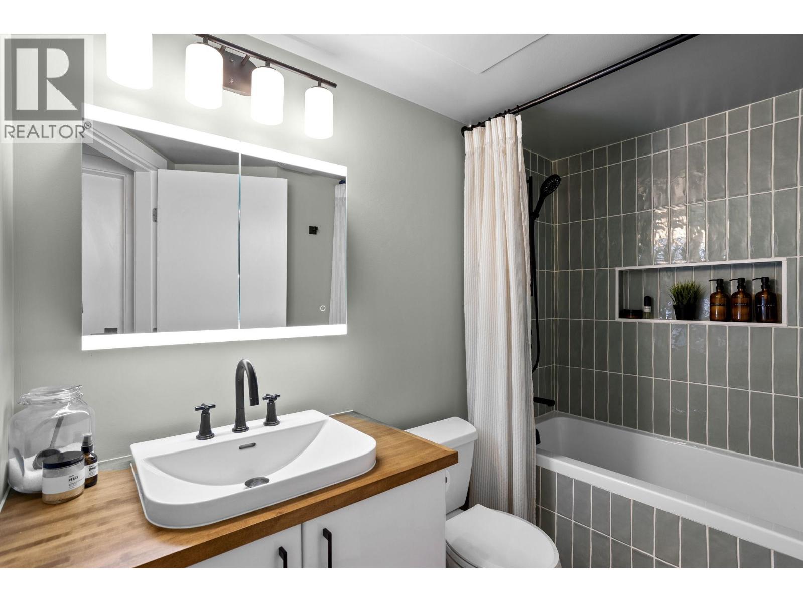 TH2 168 E ESPLANADE AVENUE, North Vancouver