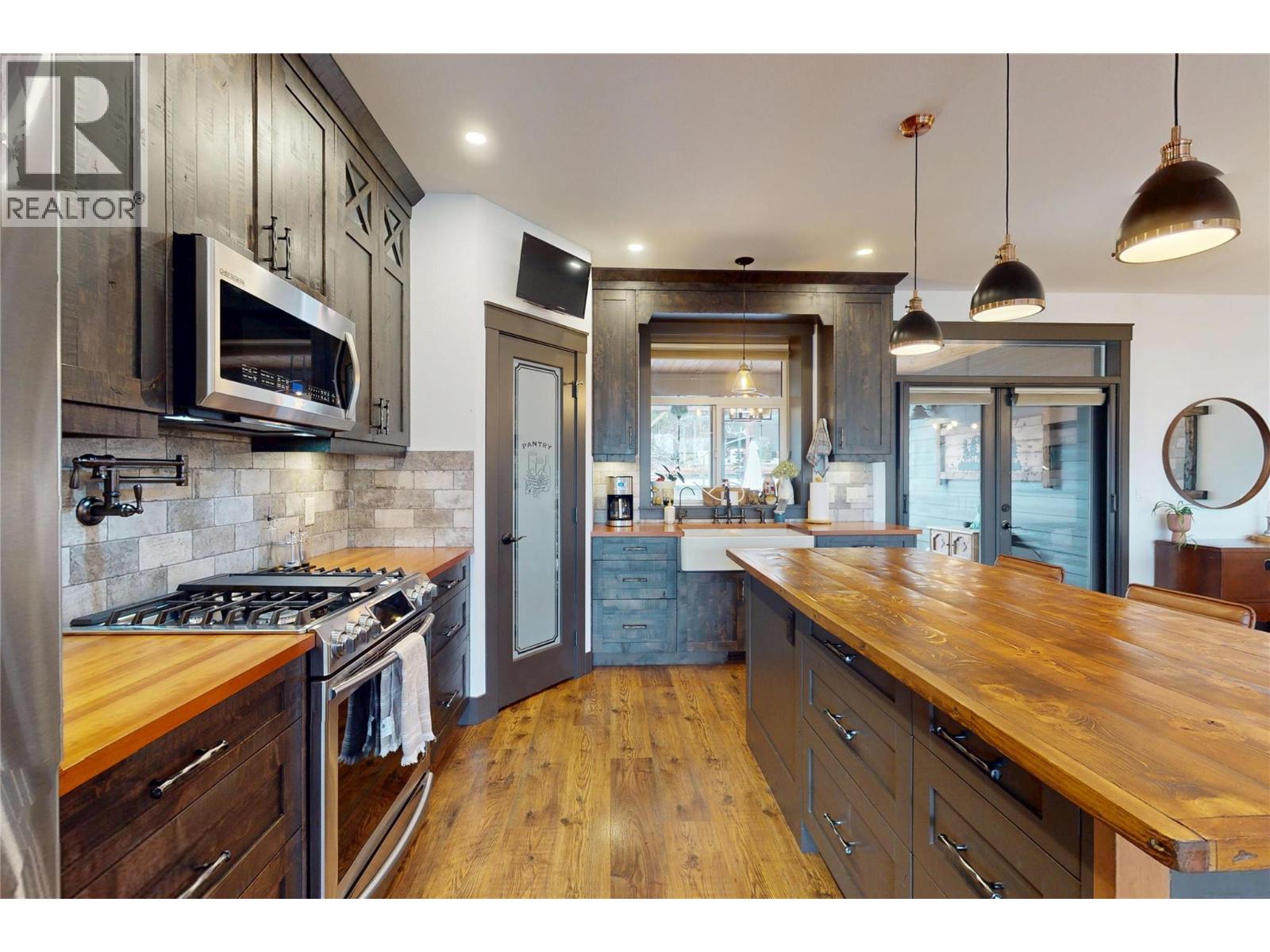 2058 Grandview Avenue, Lumby