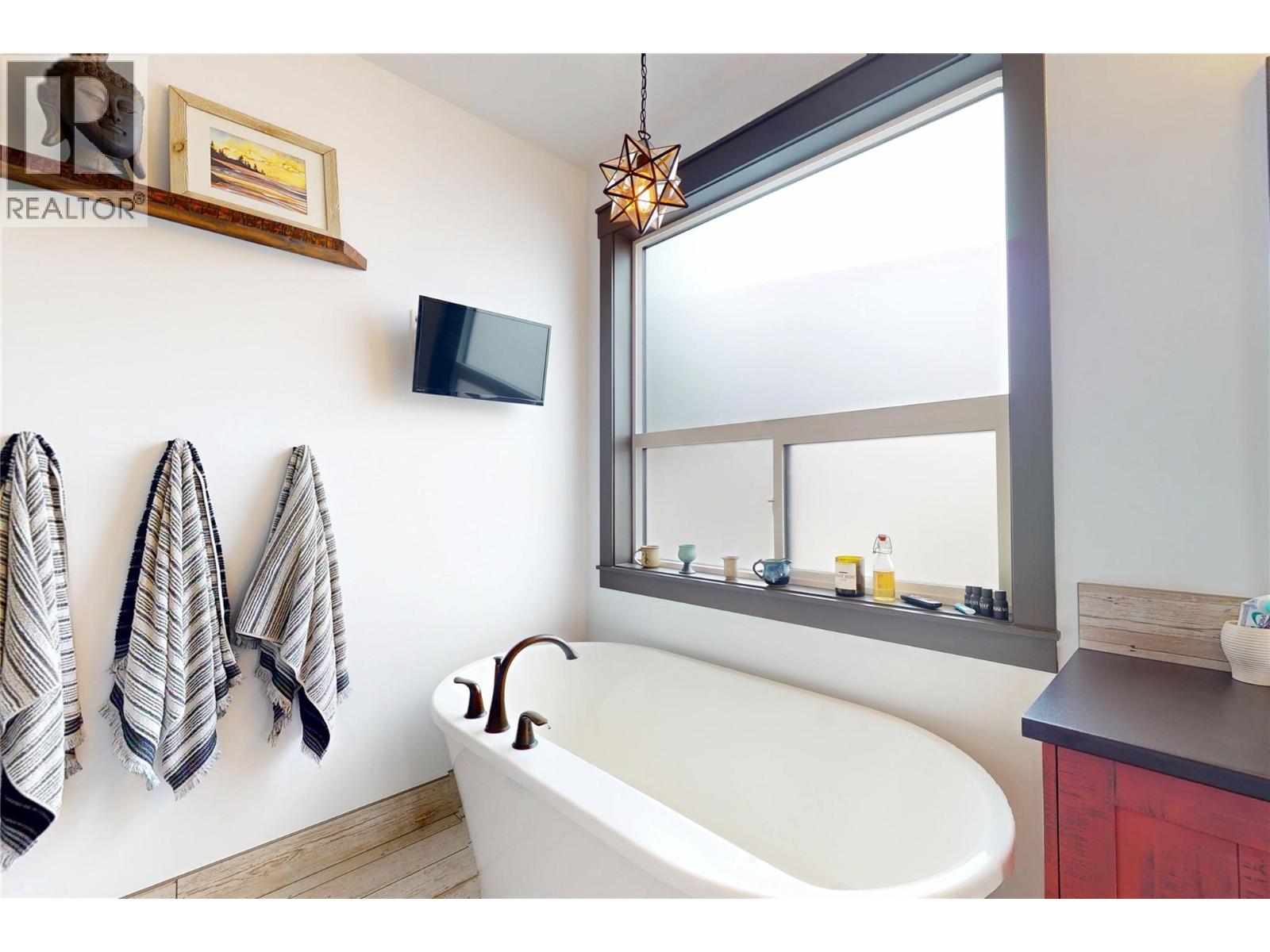 2058 Grandview Avenue, Lumby