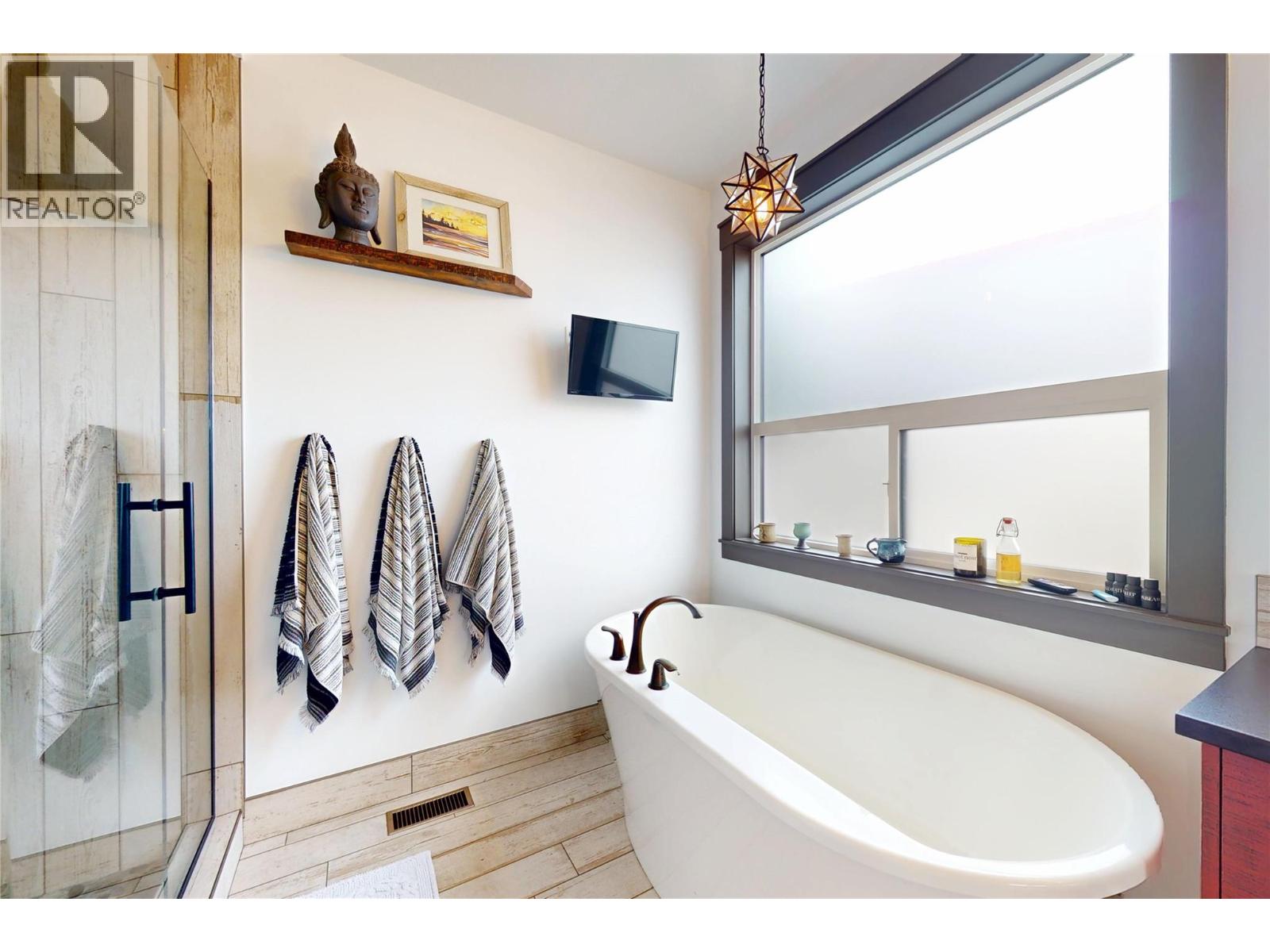 2058 Grandview Avenue, Lumby