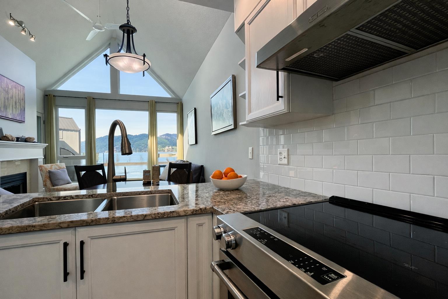 406 378 ESPLANADE AVENUE, Harrison Hot Springs, Harrison Hot Springs