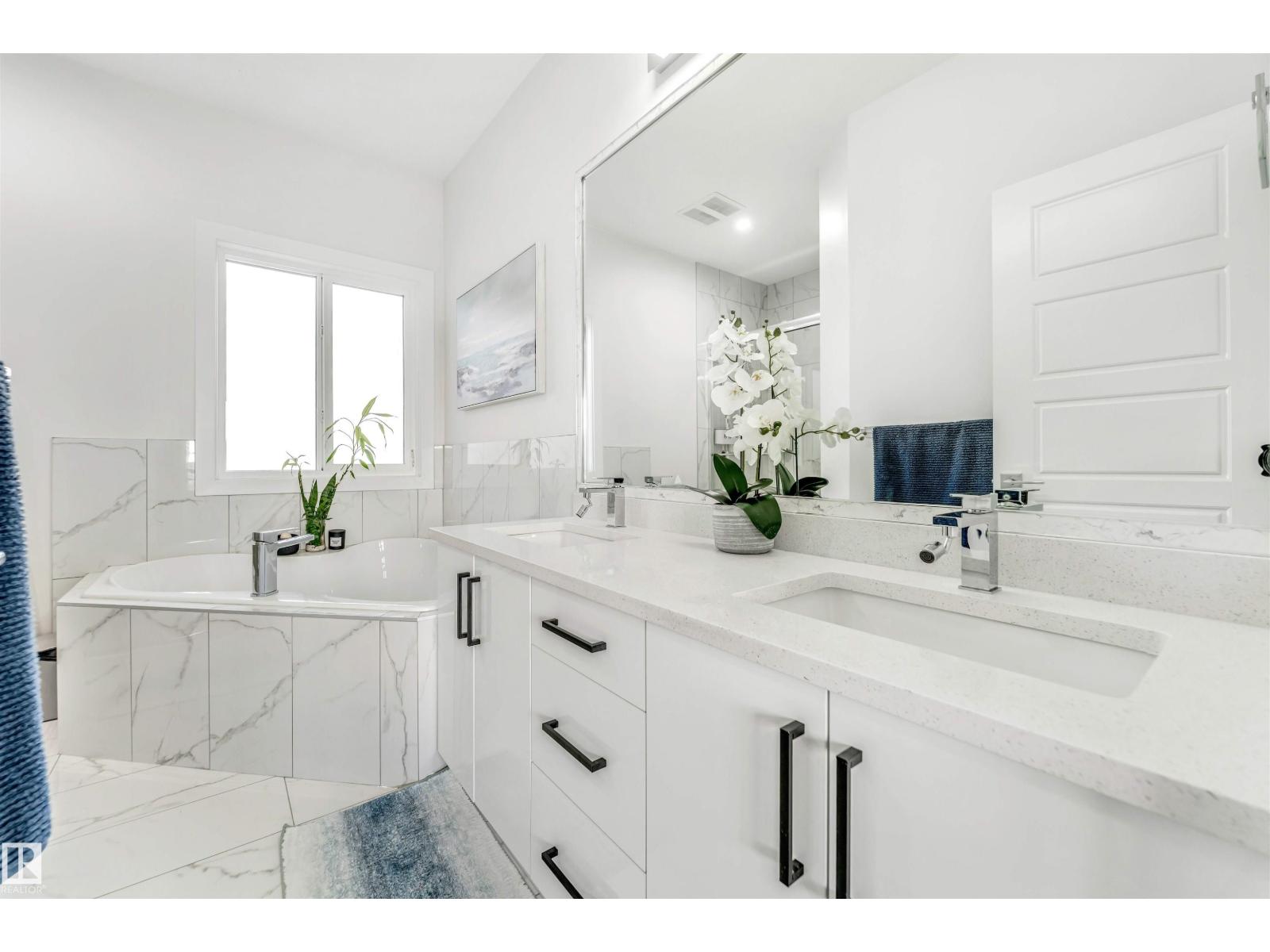 1522 17 AV NW, Edmonton