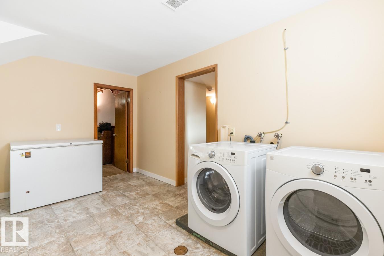 8707 STRATHEARN DR NW, Edmonton