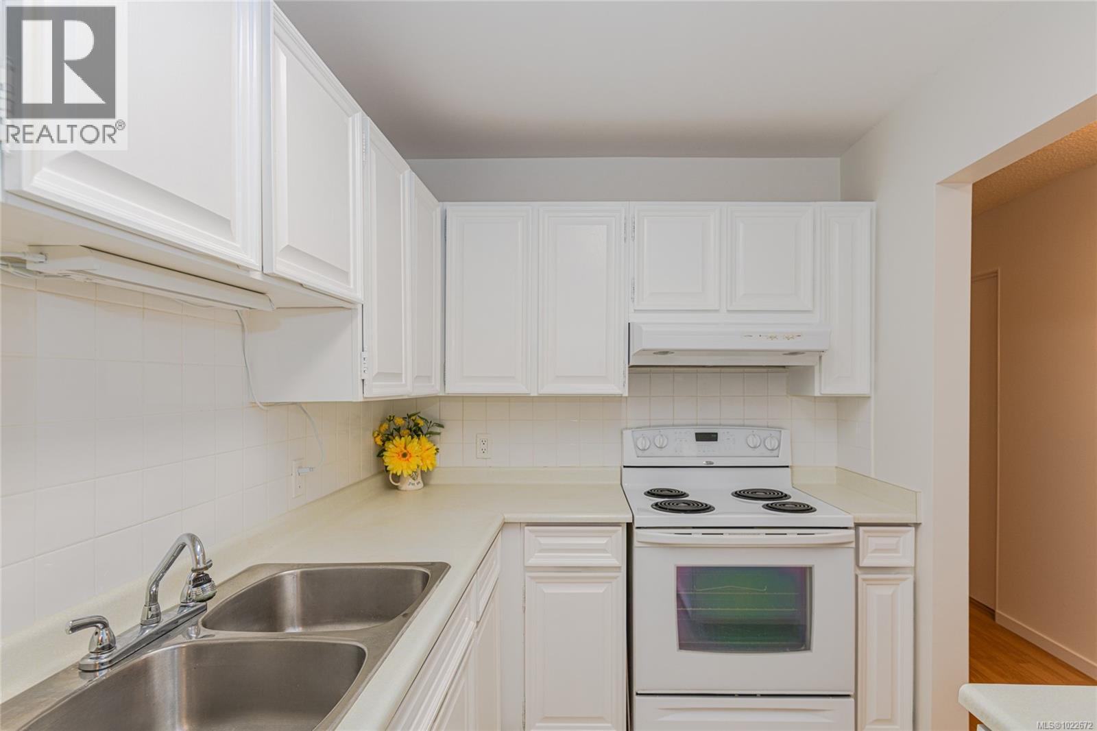 201 1875 Lansdowne Road, Saanich