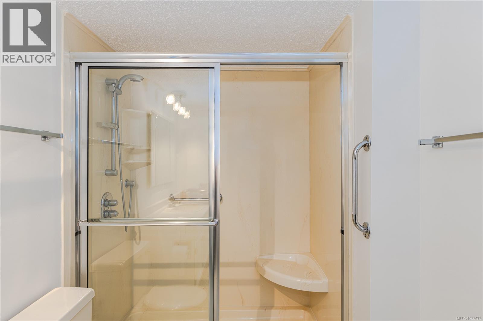 201 1875 Lansdowne Road, Saanich