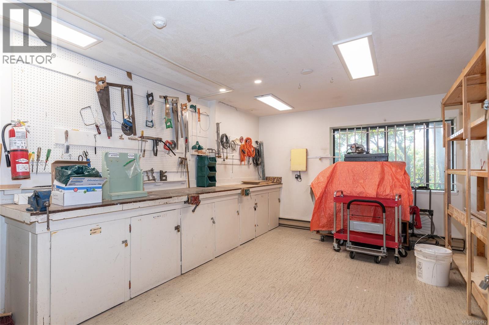 201 1875 Lansdowne Road, Saanich