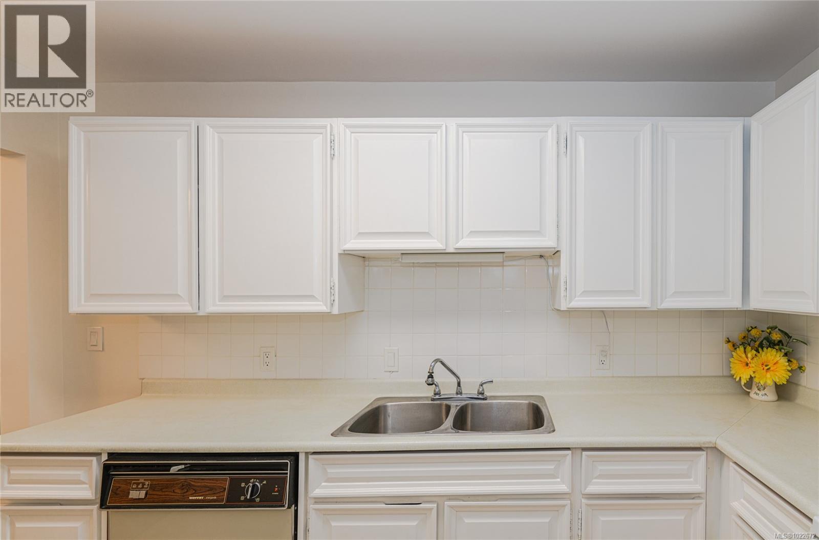 201 1875 Lansdowne Road, Saanich