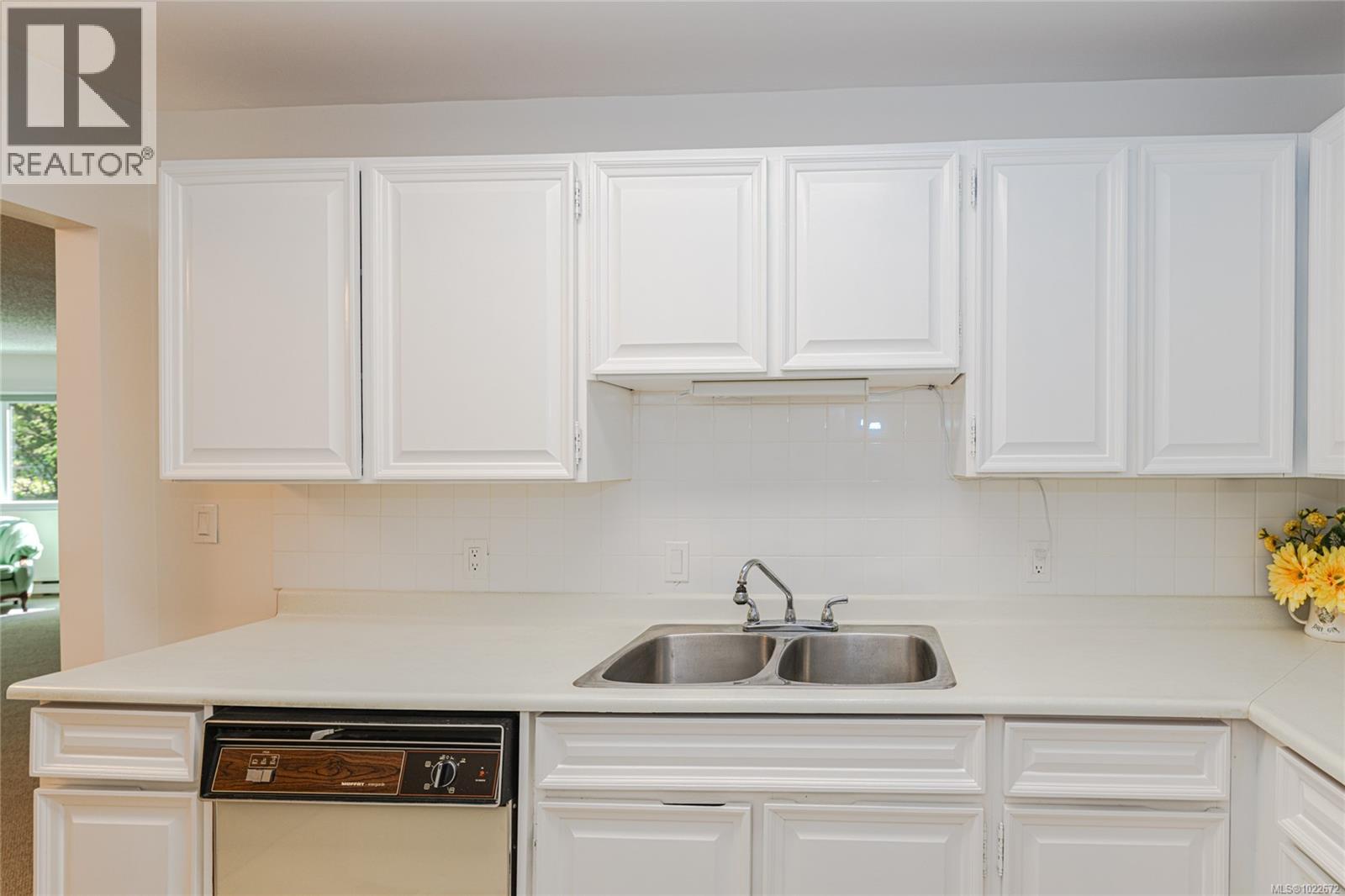 201 1875 Lansdowne Road, Saanich