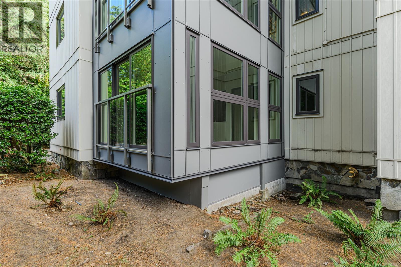 201 1875 Lansdowne Road, Saanich