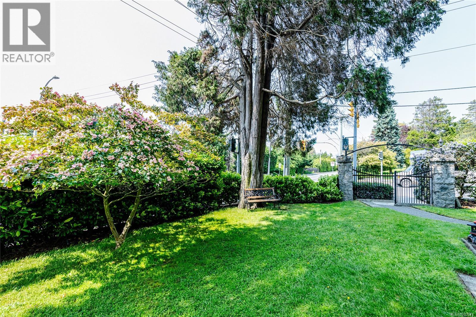 201 1875 Lansdowne Road, Saanich