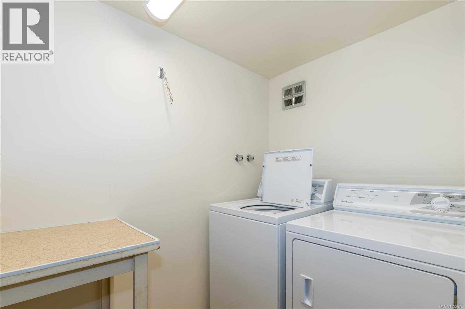 201 1875 Lansdowne Road, Saanich