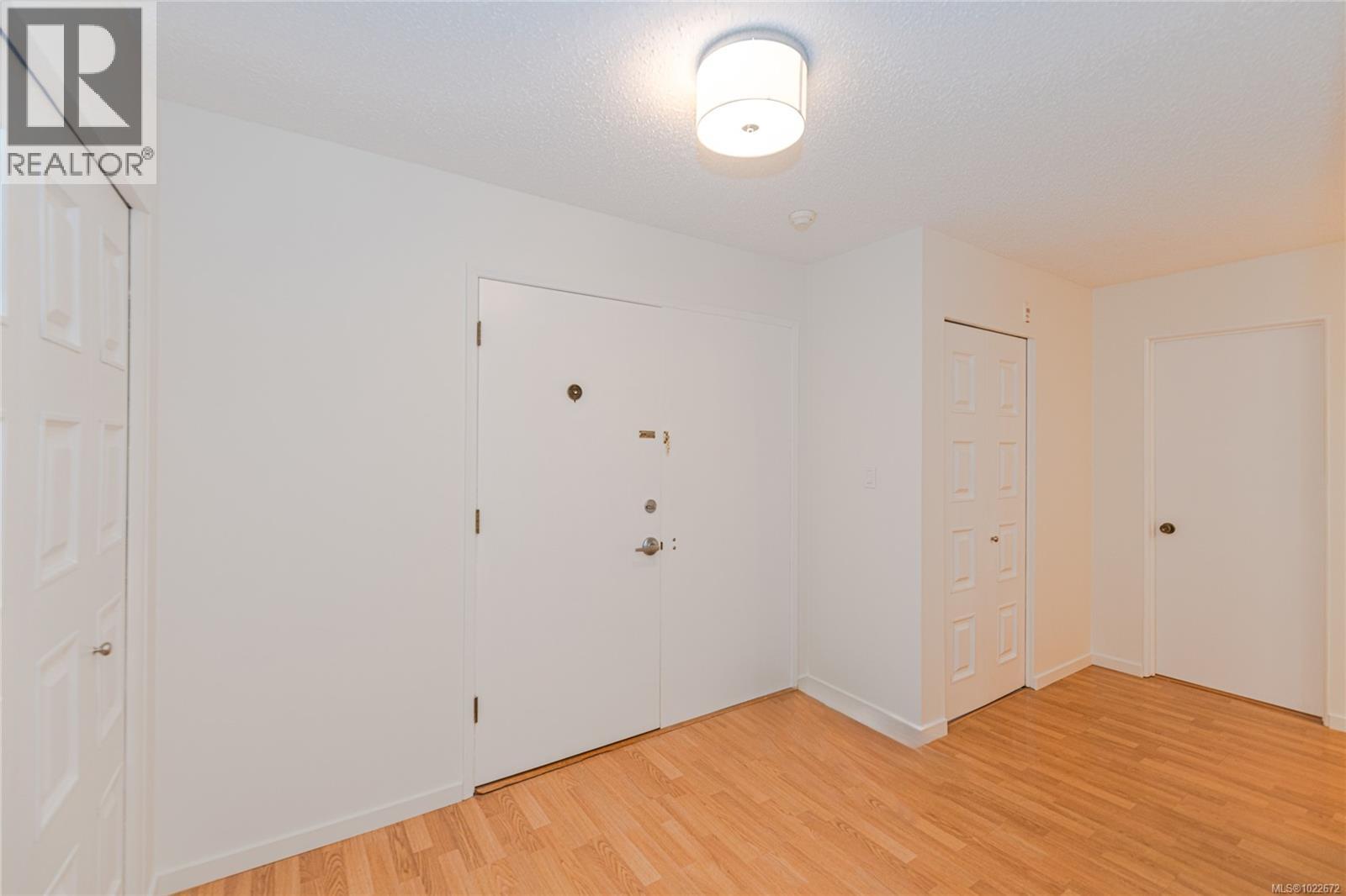 201 1875 Lansdowne Road, Saanich