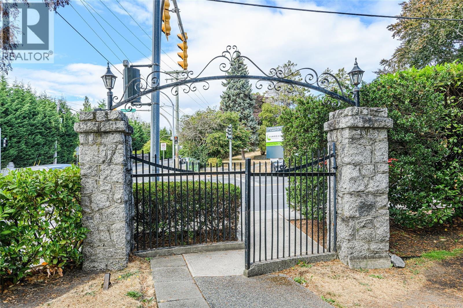 201 1875 Lansdowne Road, Saanich