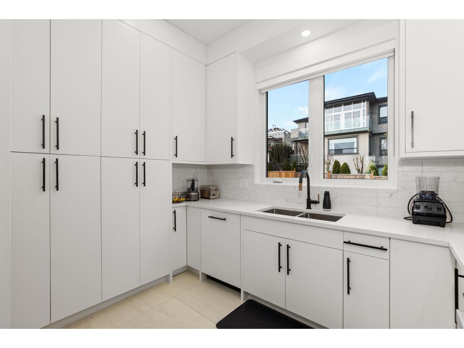 13169 MARINE DRIVE, Surrey