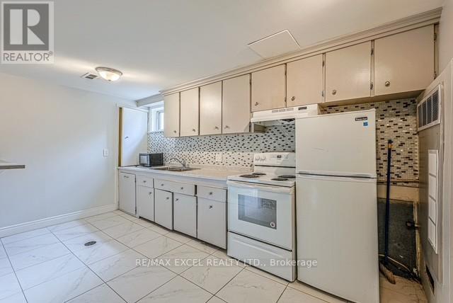 90 FLAMBOROUGH BASEMENT DRIVE E - Photo 5 of 12, Toronto (Brookhaven-Amesbury), Ontario