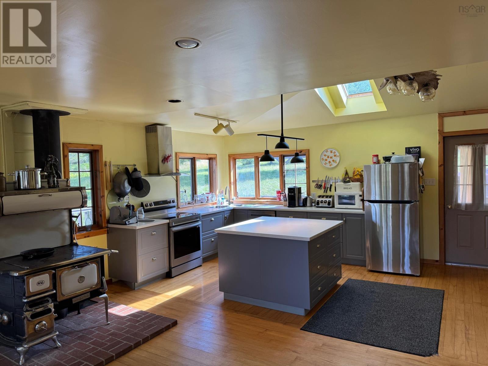 Property 19 of 34 of 956 Highway 203