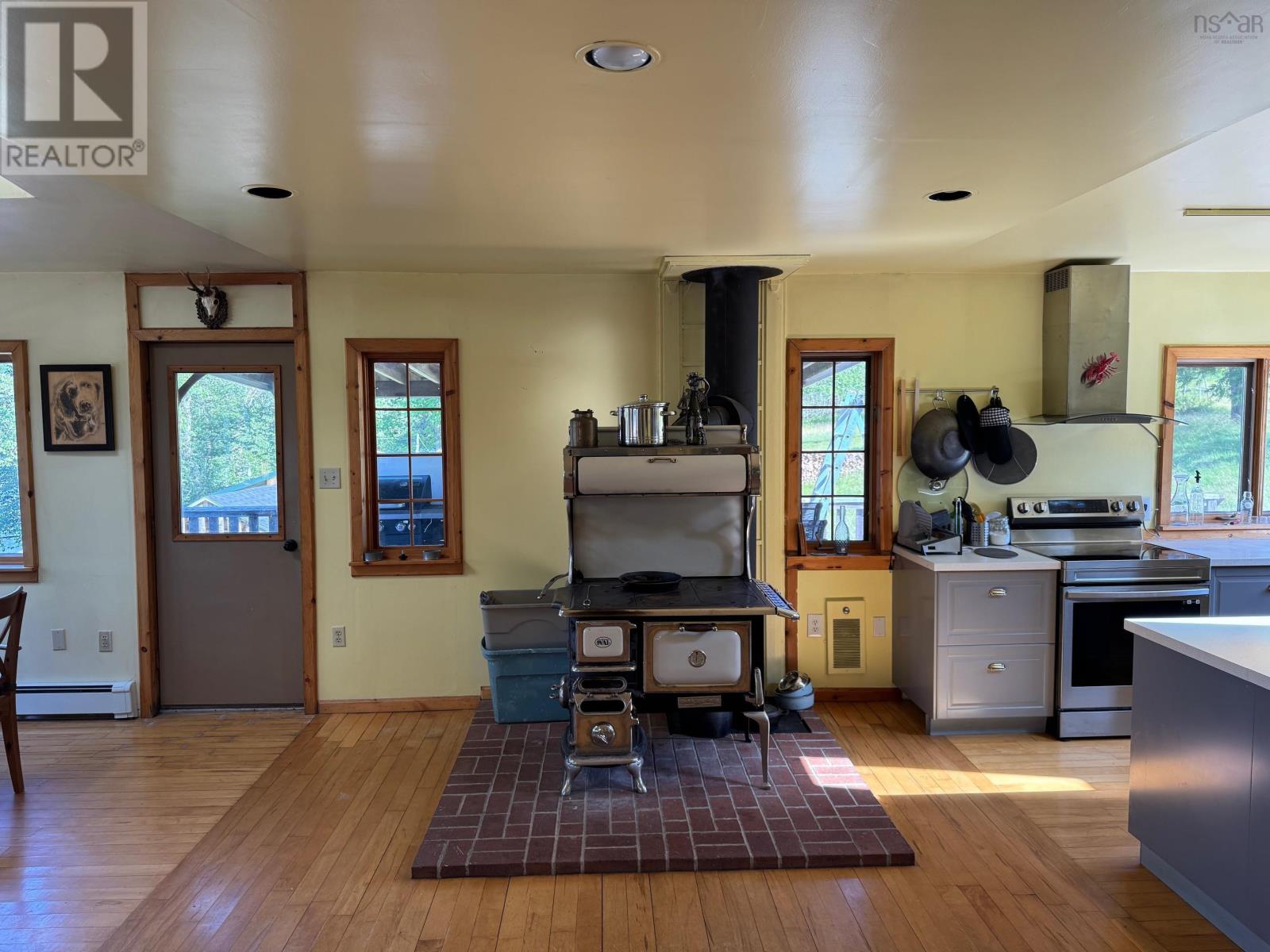 Property 18 of 34 of 956 Highway 203