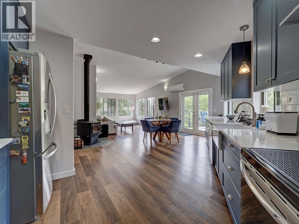 8362 REDROOFFS ROAD, Halfmoon Bay