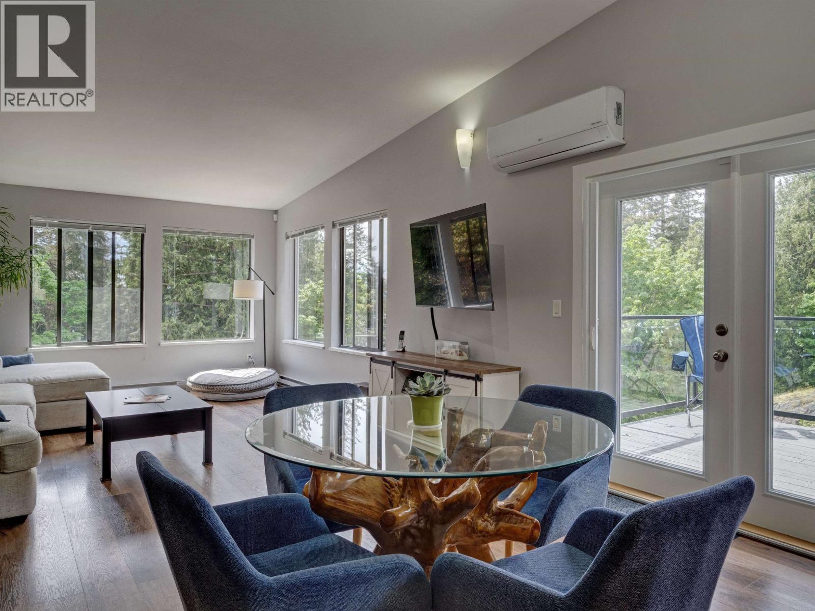 8362 REDROOFFS ROAD, Halfmoon Bay