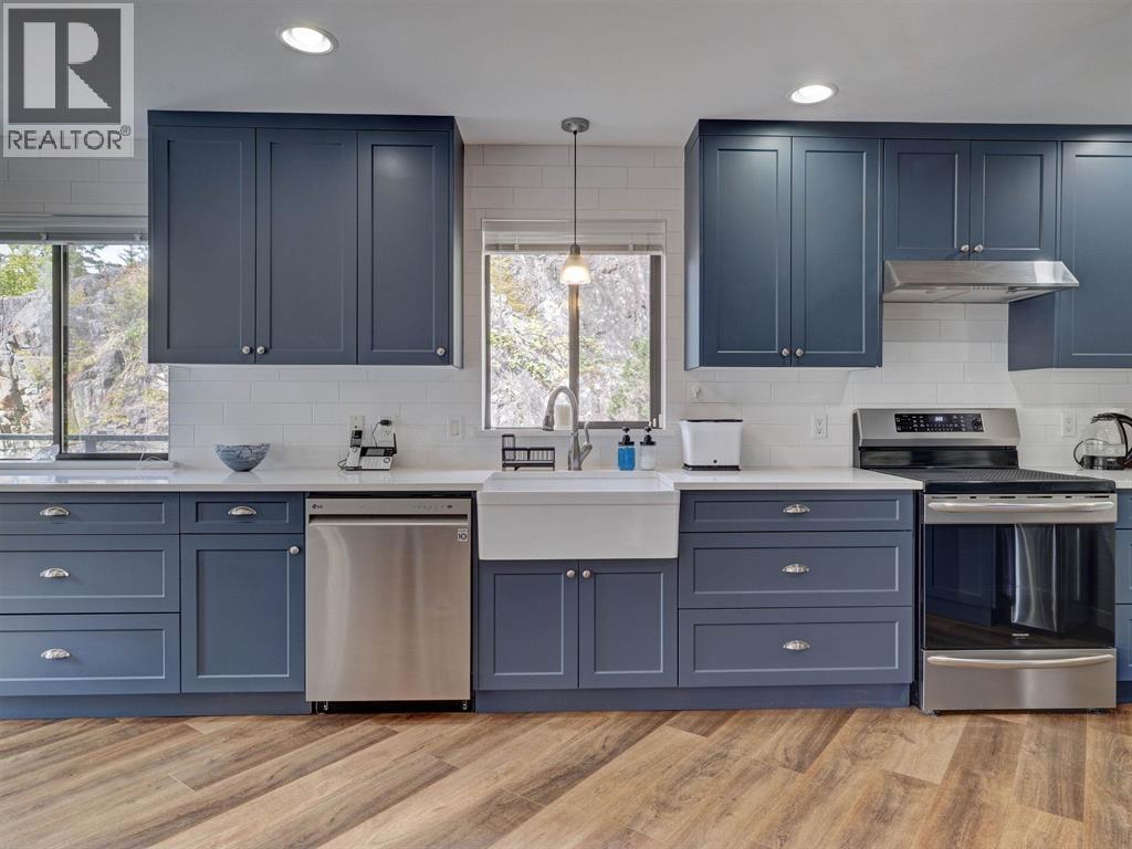 8362 REDROOFFS ROAD, Halfmoon Bay