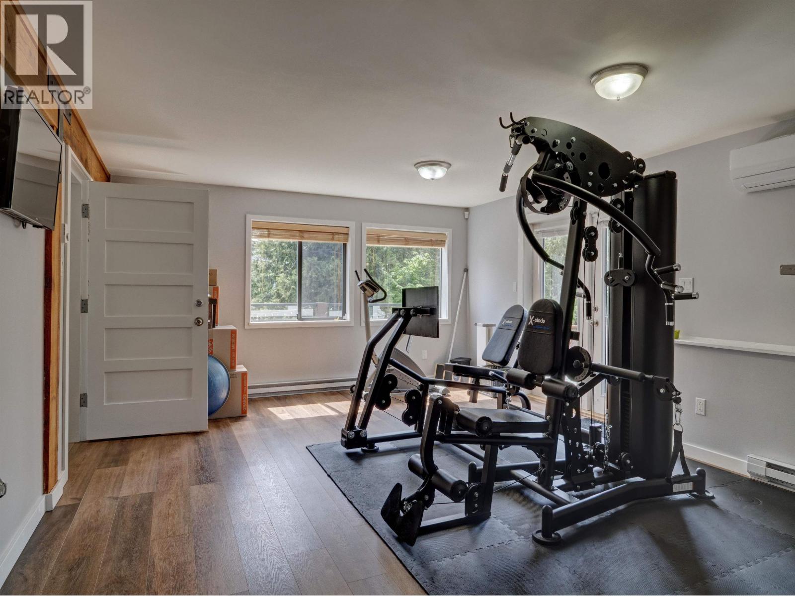 8362 REDROOFFS ROAD, Halfmoon Bay