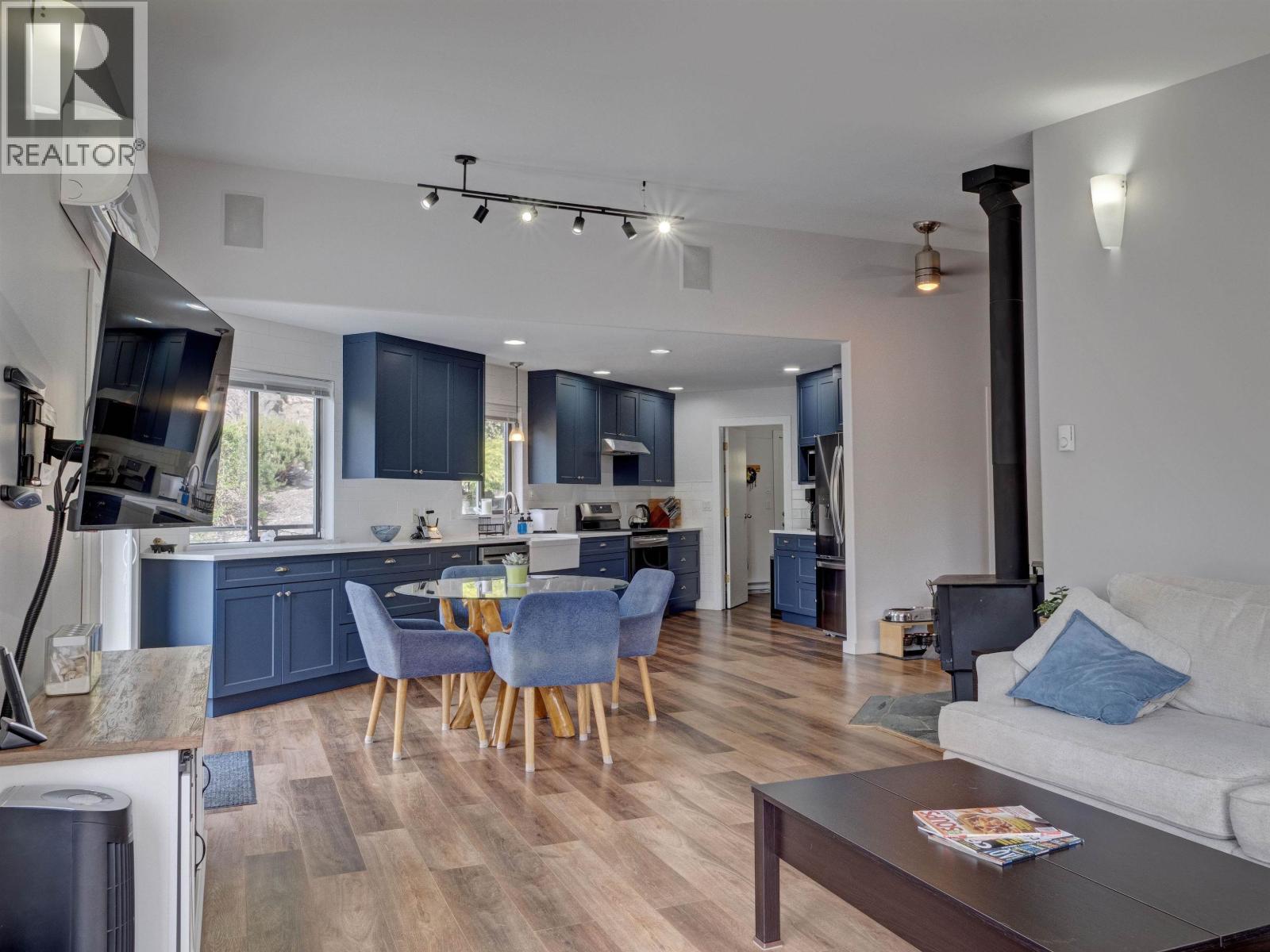 8362 REDROOFFS ROAD, Halfmoon Bay