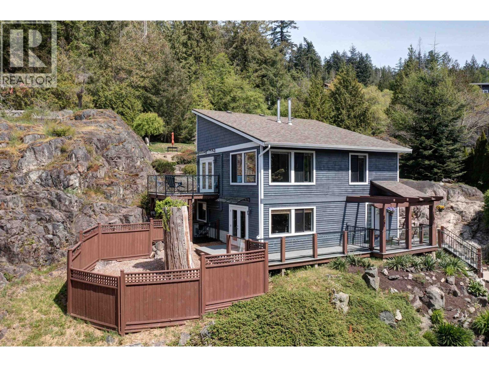 8362 REDROOFFS ROAD, Halfmoon Bay