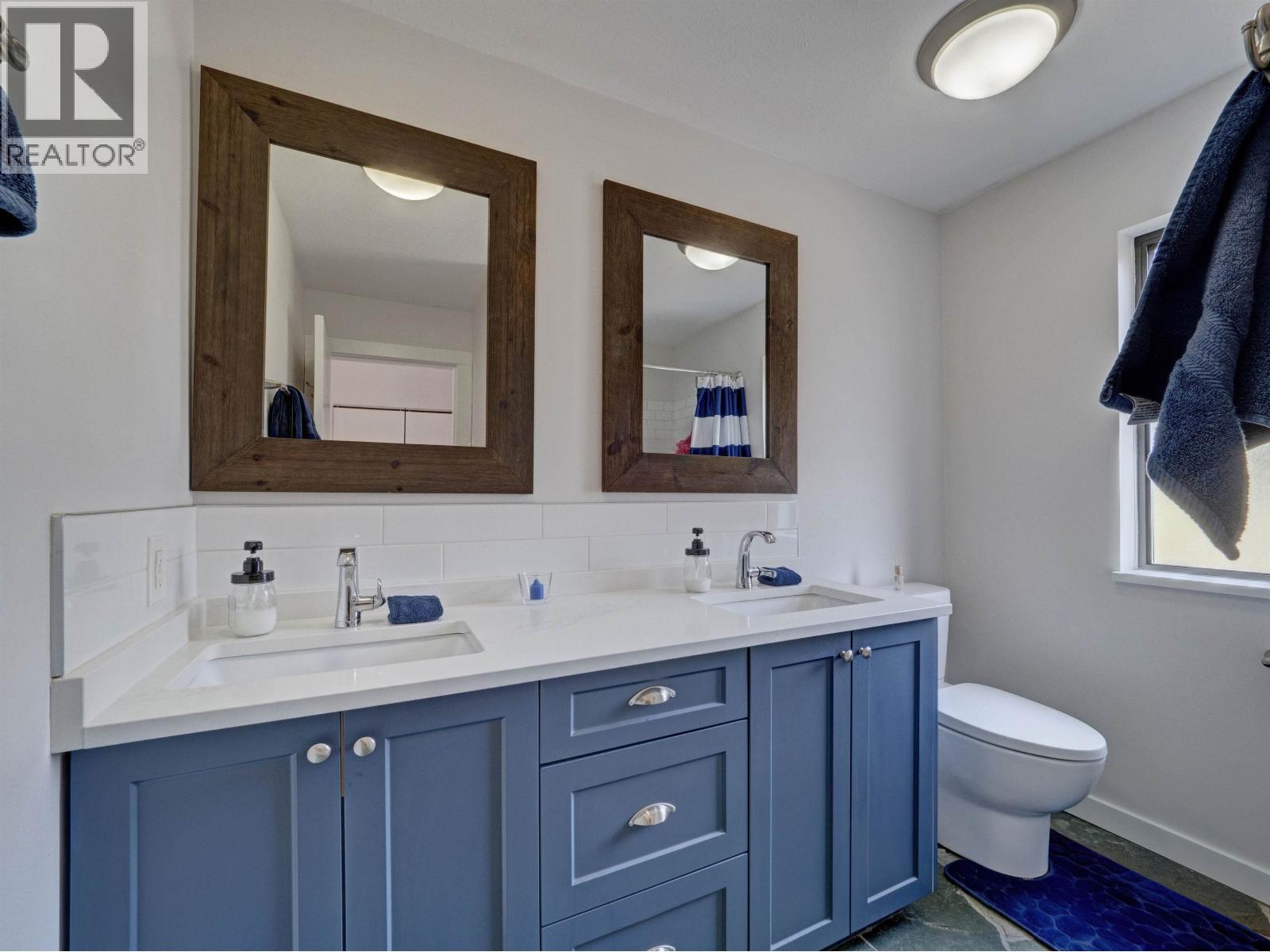 8362 REDROOFFS ROAD, Halfmoon Bay