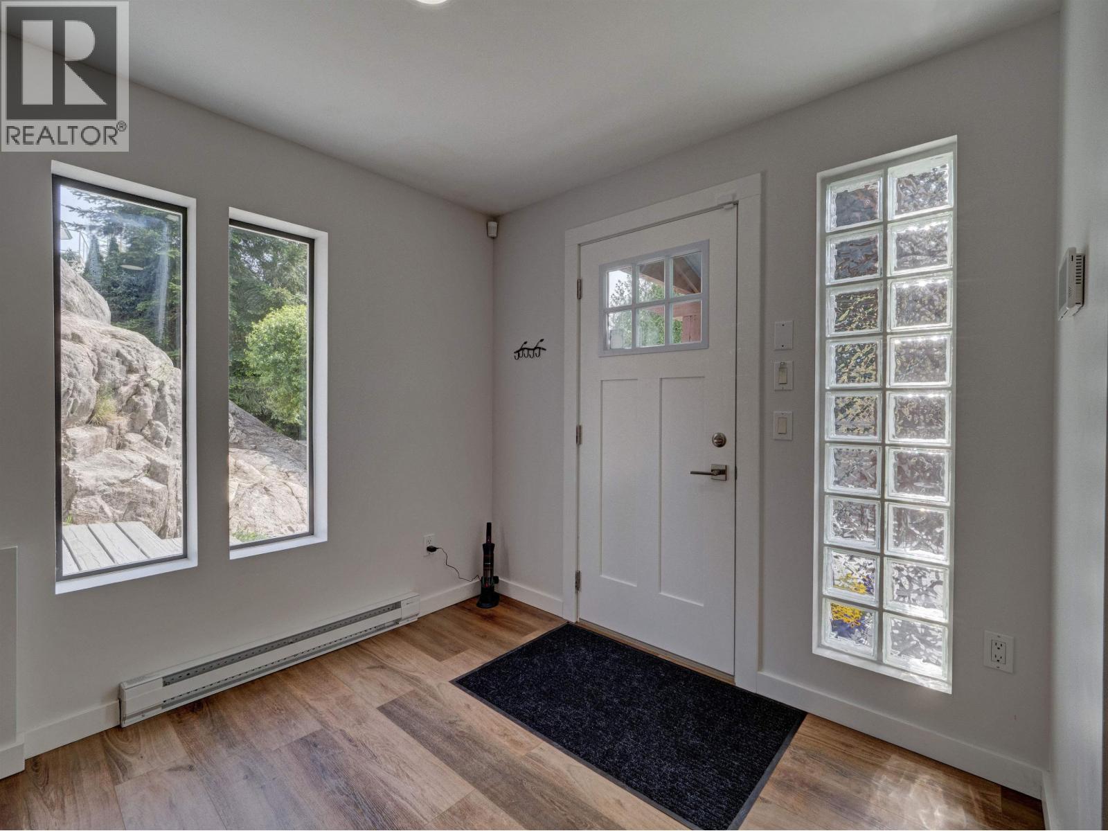 8362 REDROOFFS ROAD, Halfmoon Bay