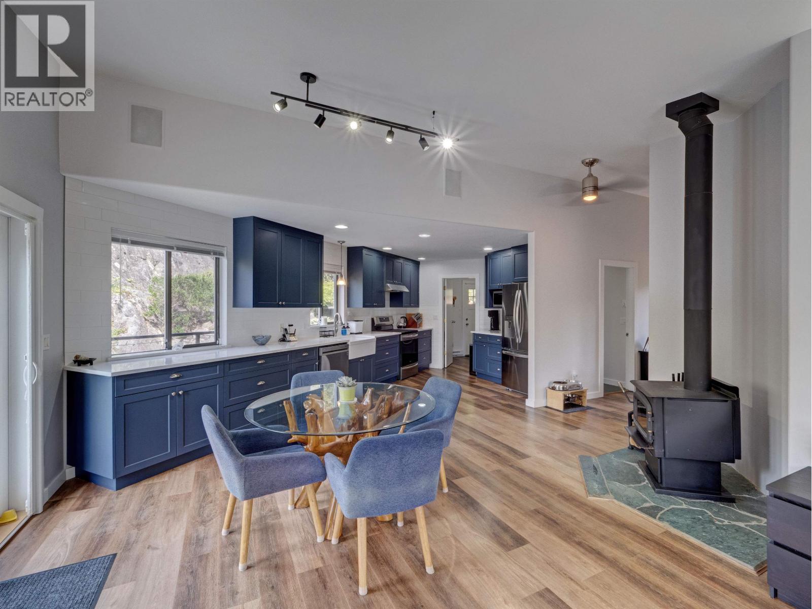 8362 REDROOFFS ROAD, Halfmoon Bay