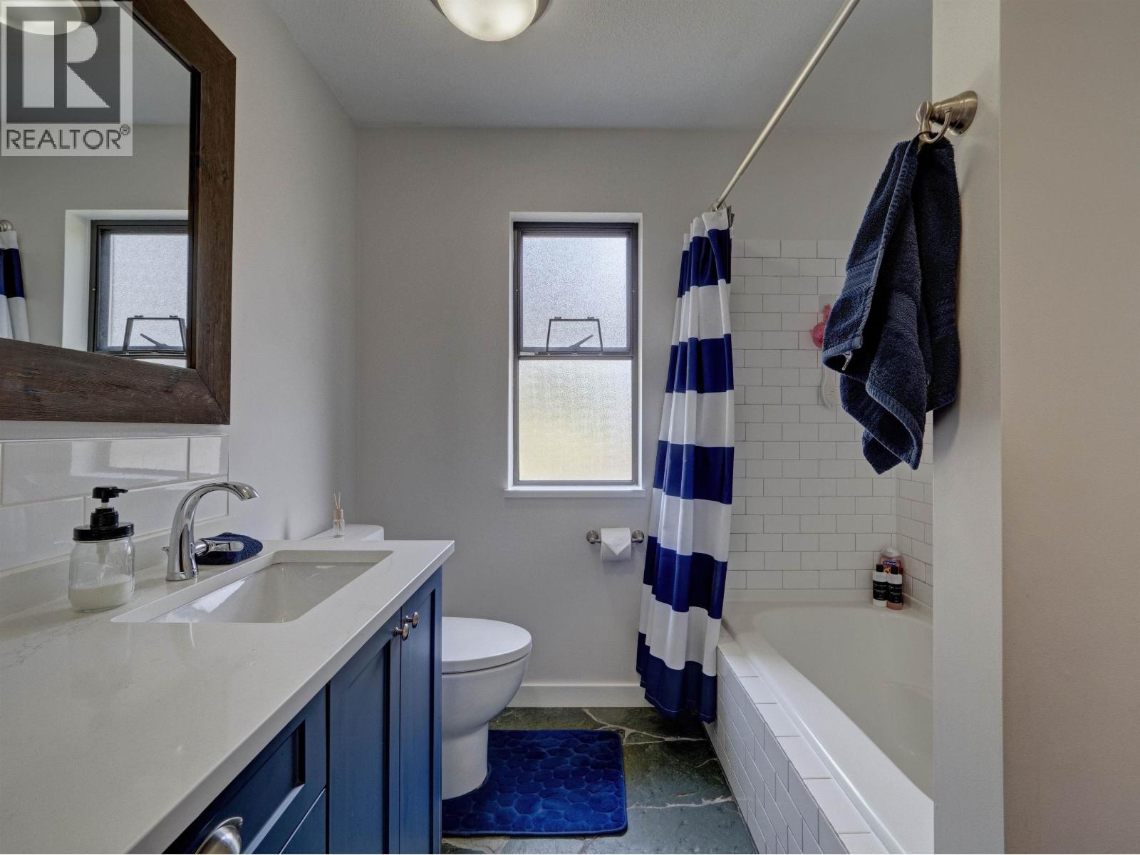 8362 REDROOFFS ROAD, Halfmoon Bay