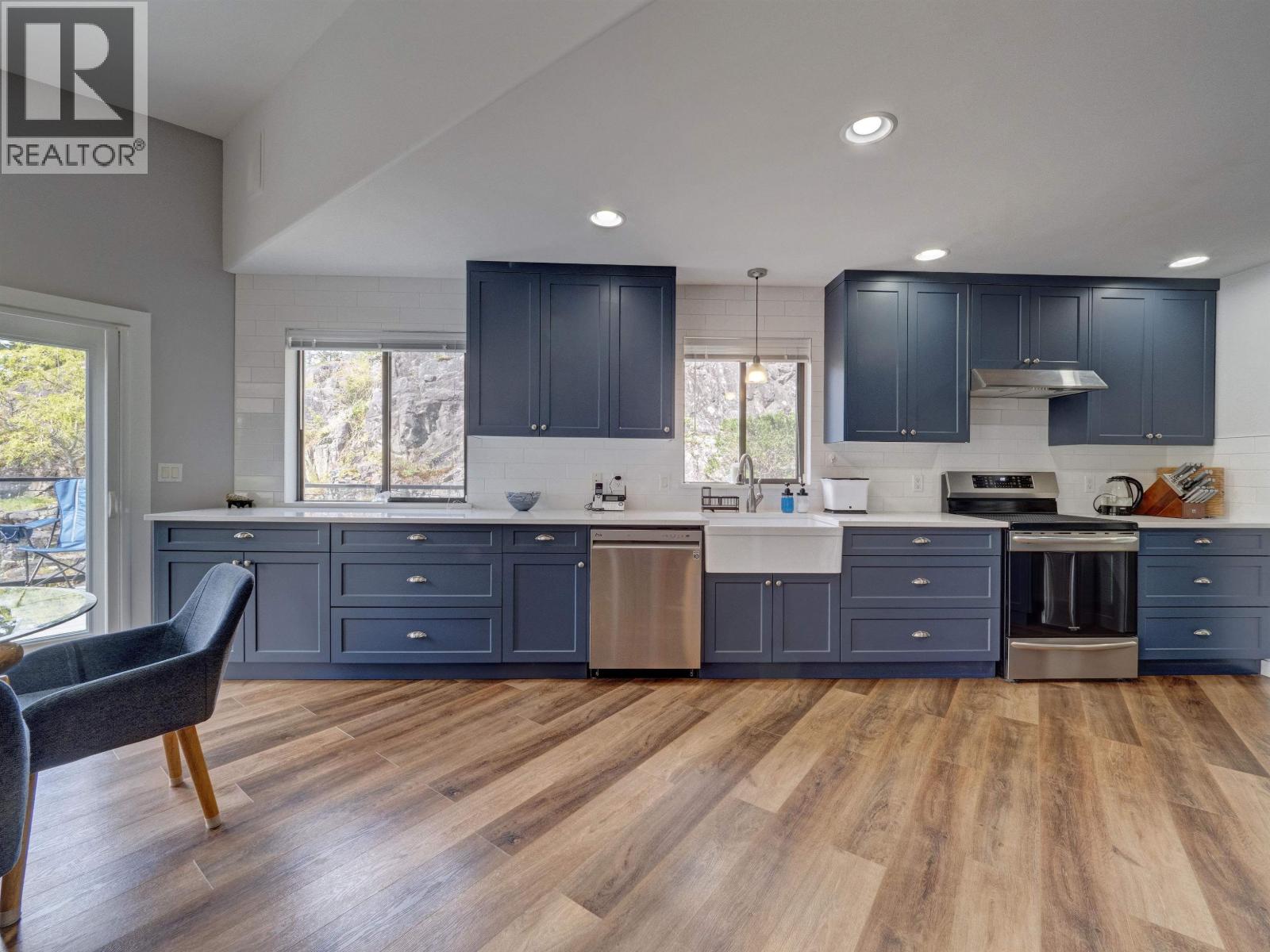 8362 REDROOFFS ROAD, Halfmoon Bay