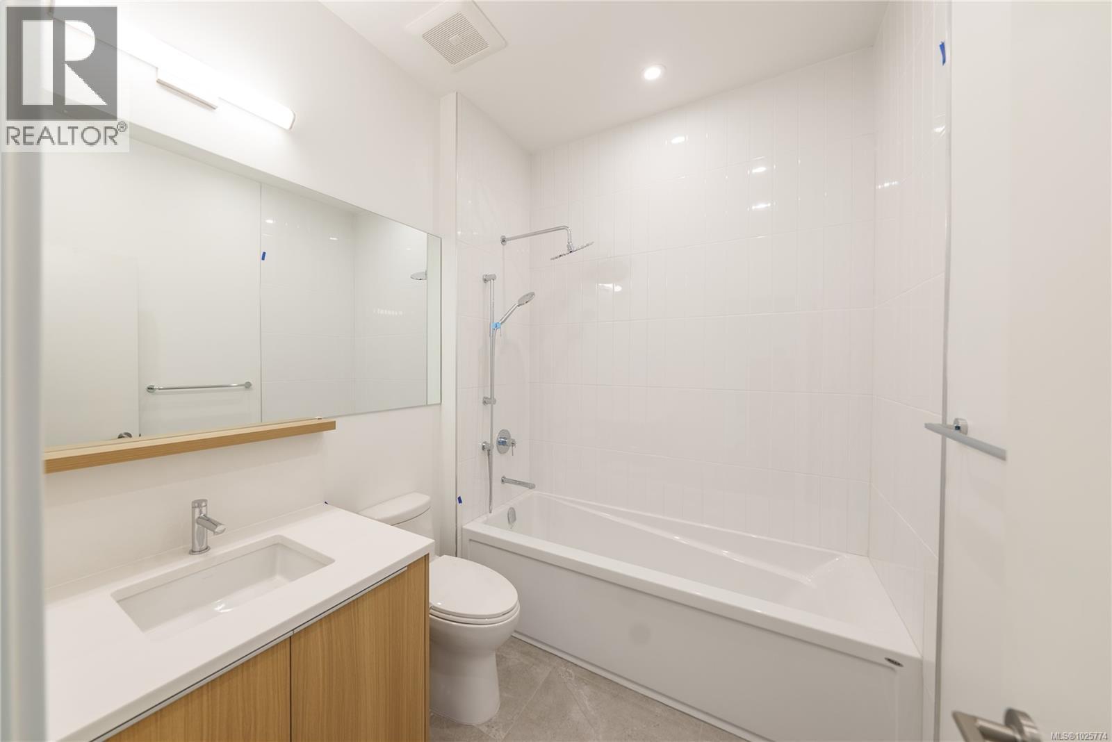 206 9570 Fifth Street, Sidney