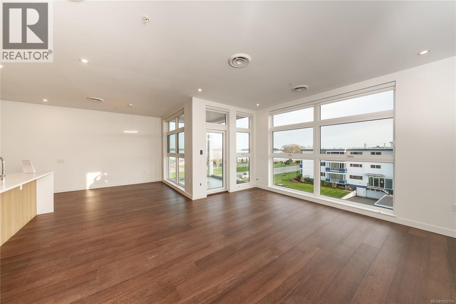 206 9570 Fifth Street, Sidney