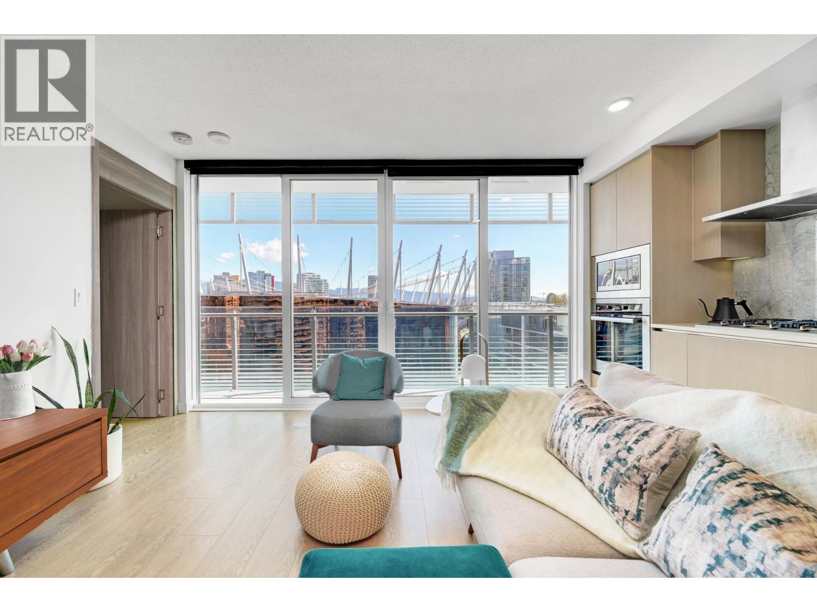 2006 89 NELSON STREET - Photo 2 of 32, Vancouver, British Columbia