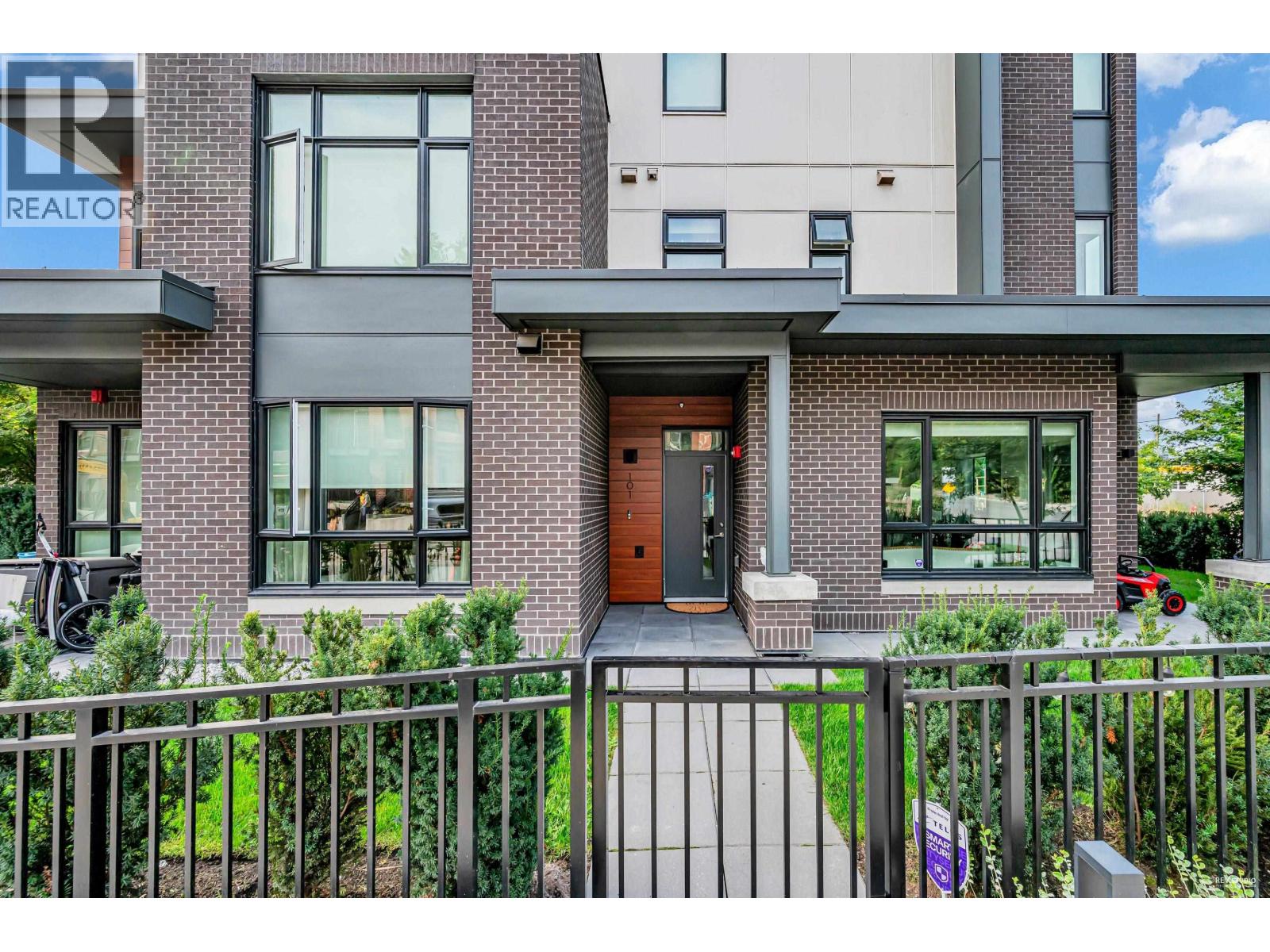 101 2035 GLENAIRE DRIVE, North Vancouver