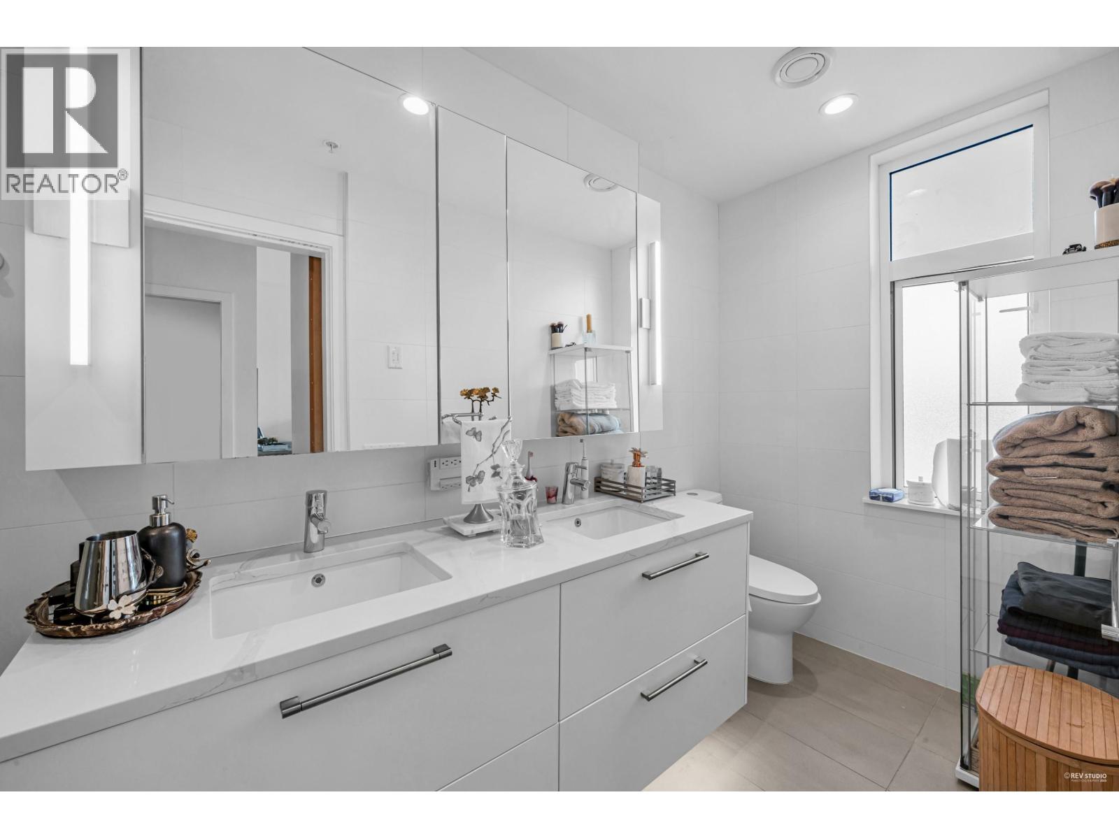 101 2035 GLENAIRE DRIVE, North Vancouver