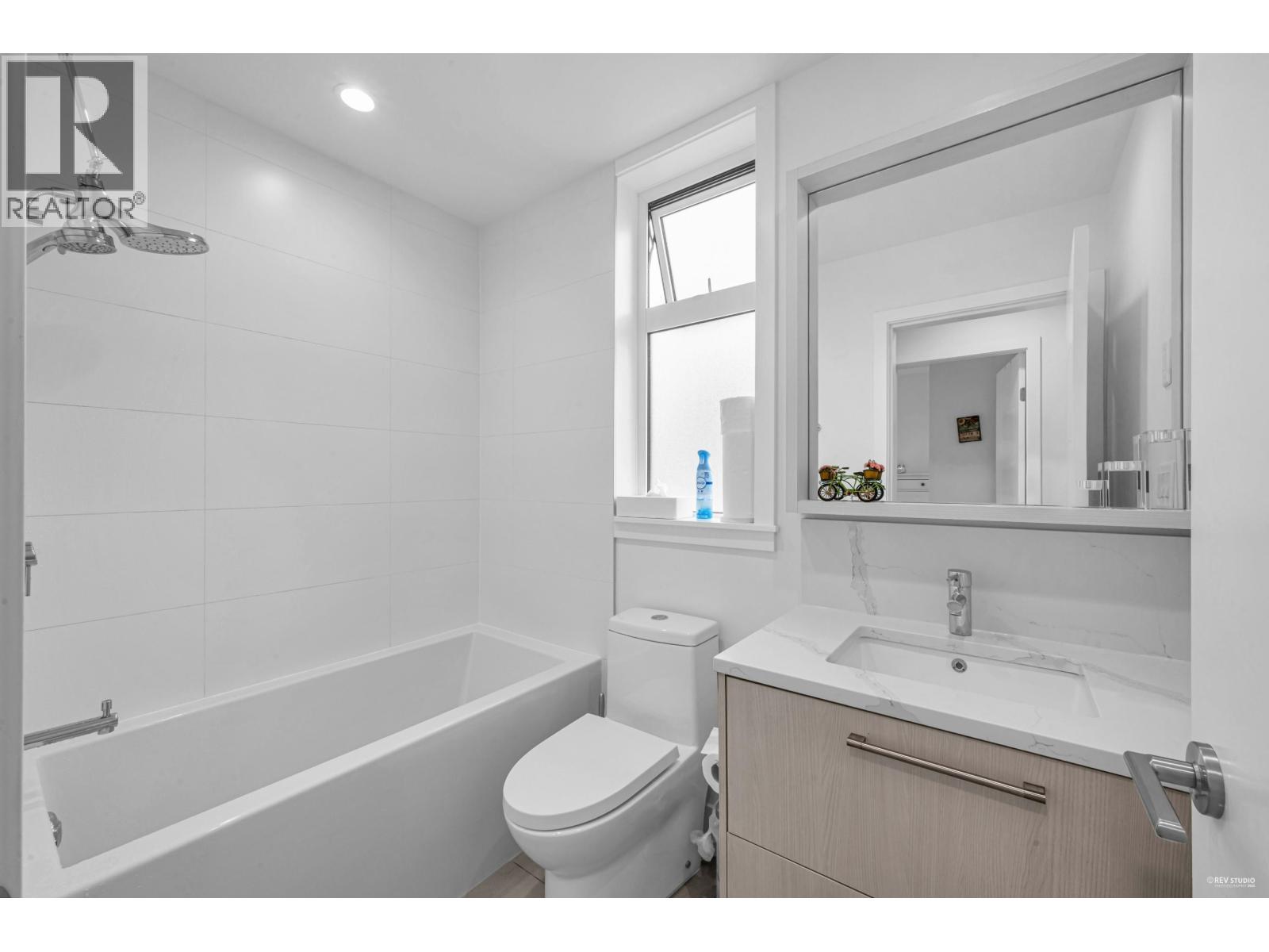 101 2035 GLENAIRE DRIVE, North Vancouver