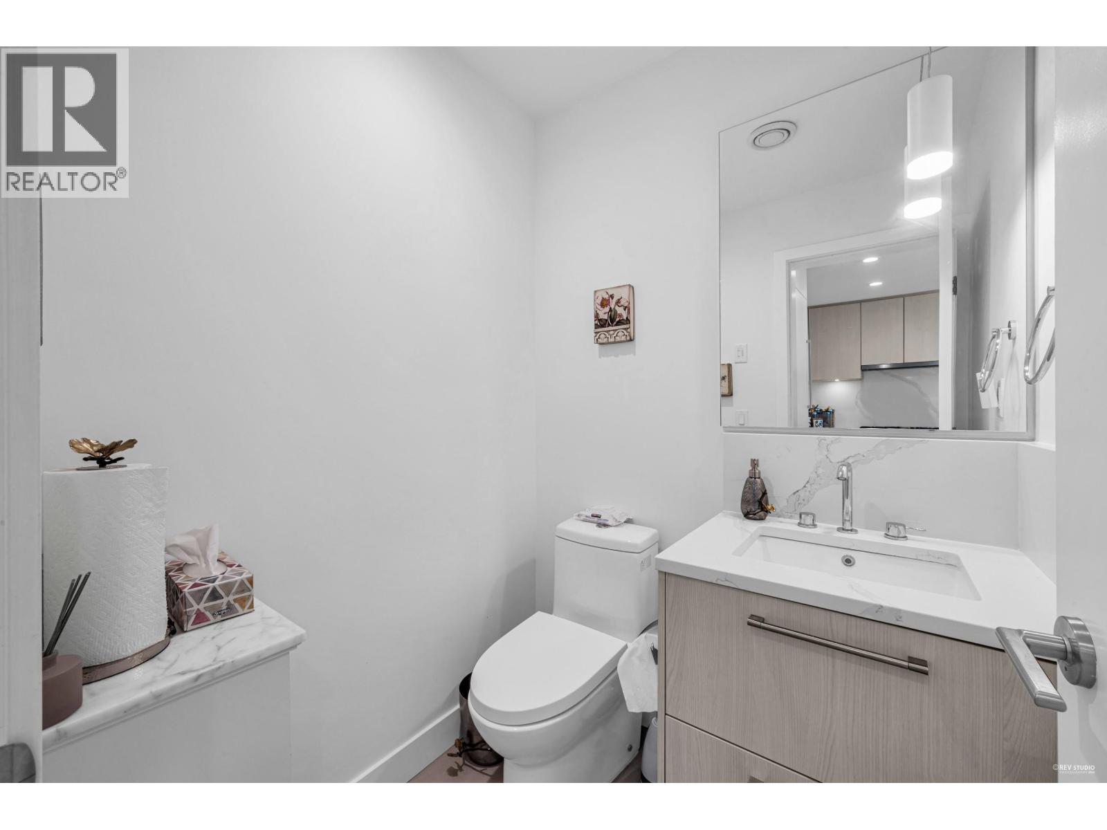 101 2035 GLENAIRE DRIVE, North Vancouver