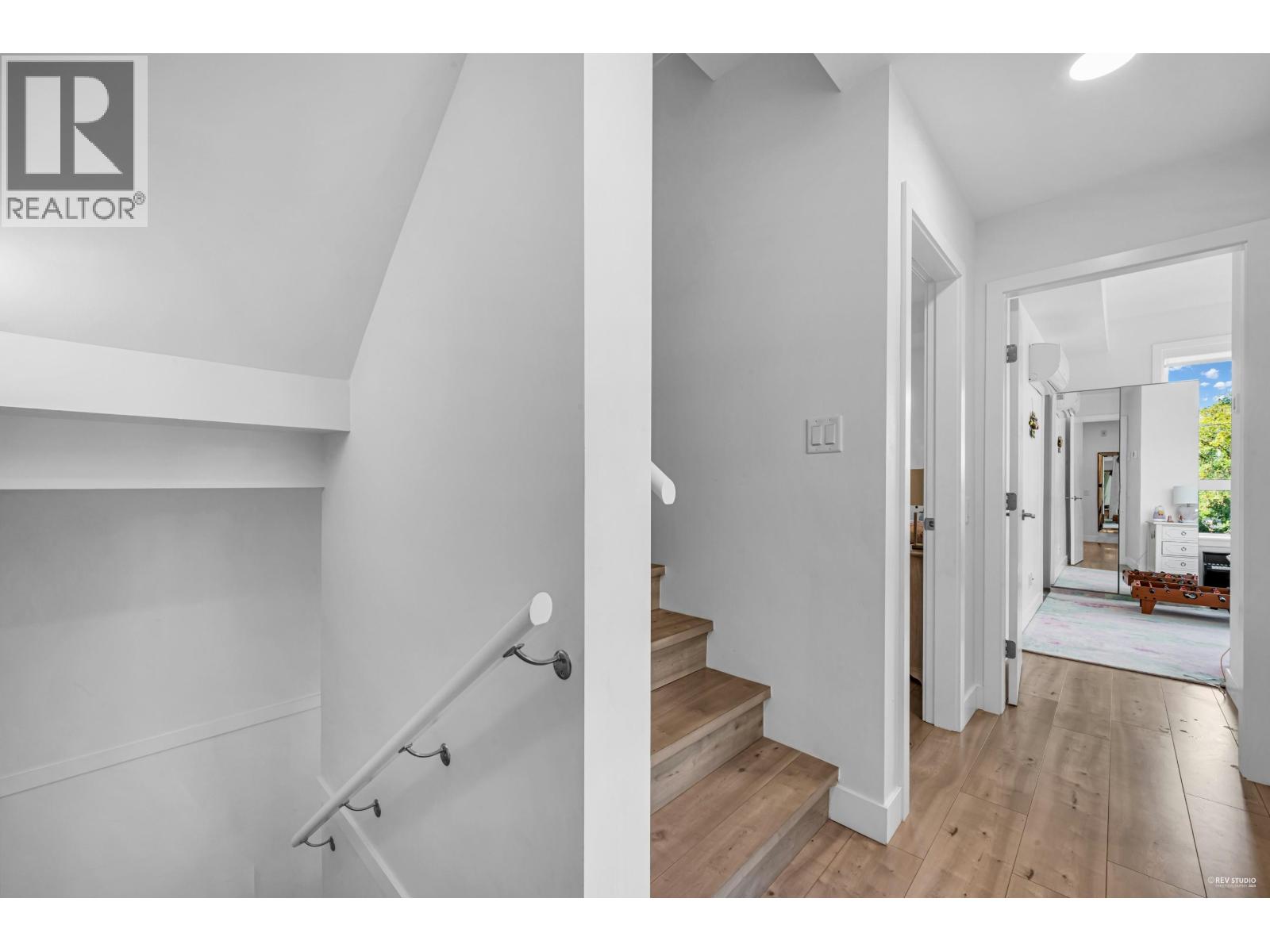 101 2035 GLENAIRE DRIVE, North Vancouver