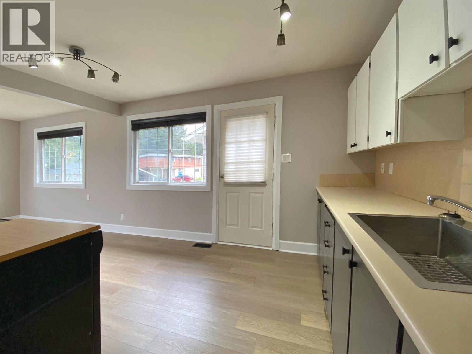 192 CRESTVIEW DRIVE - 5