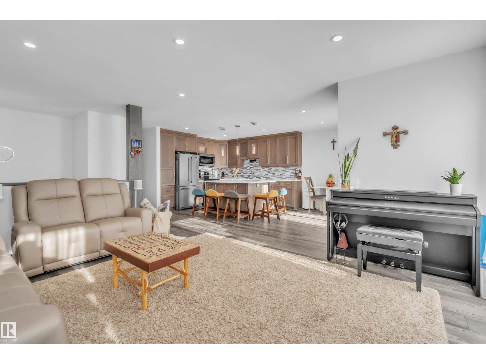 4414 50 AV — photo 10