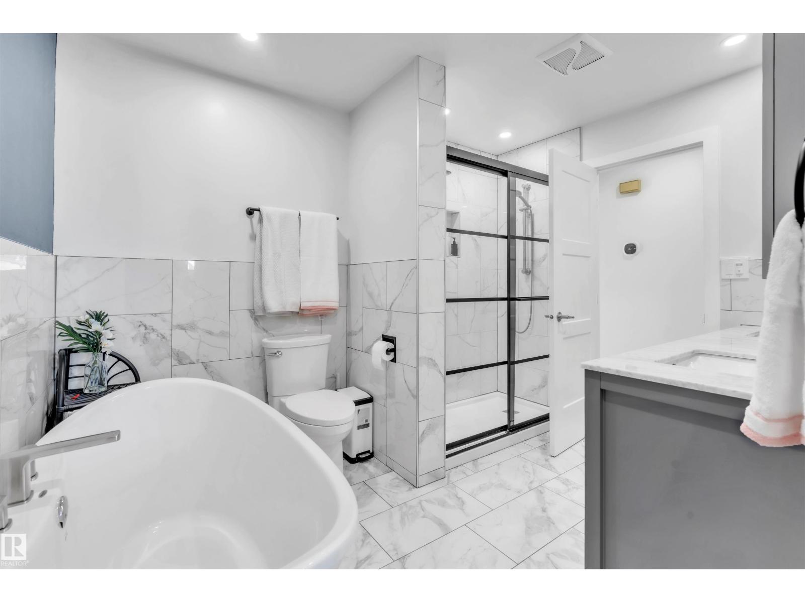 4414 50 AV — photo 12