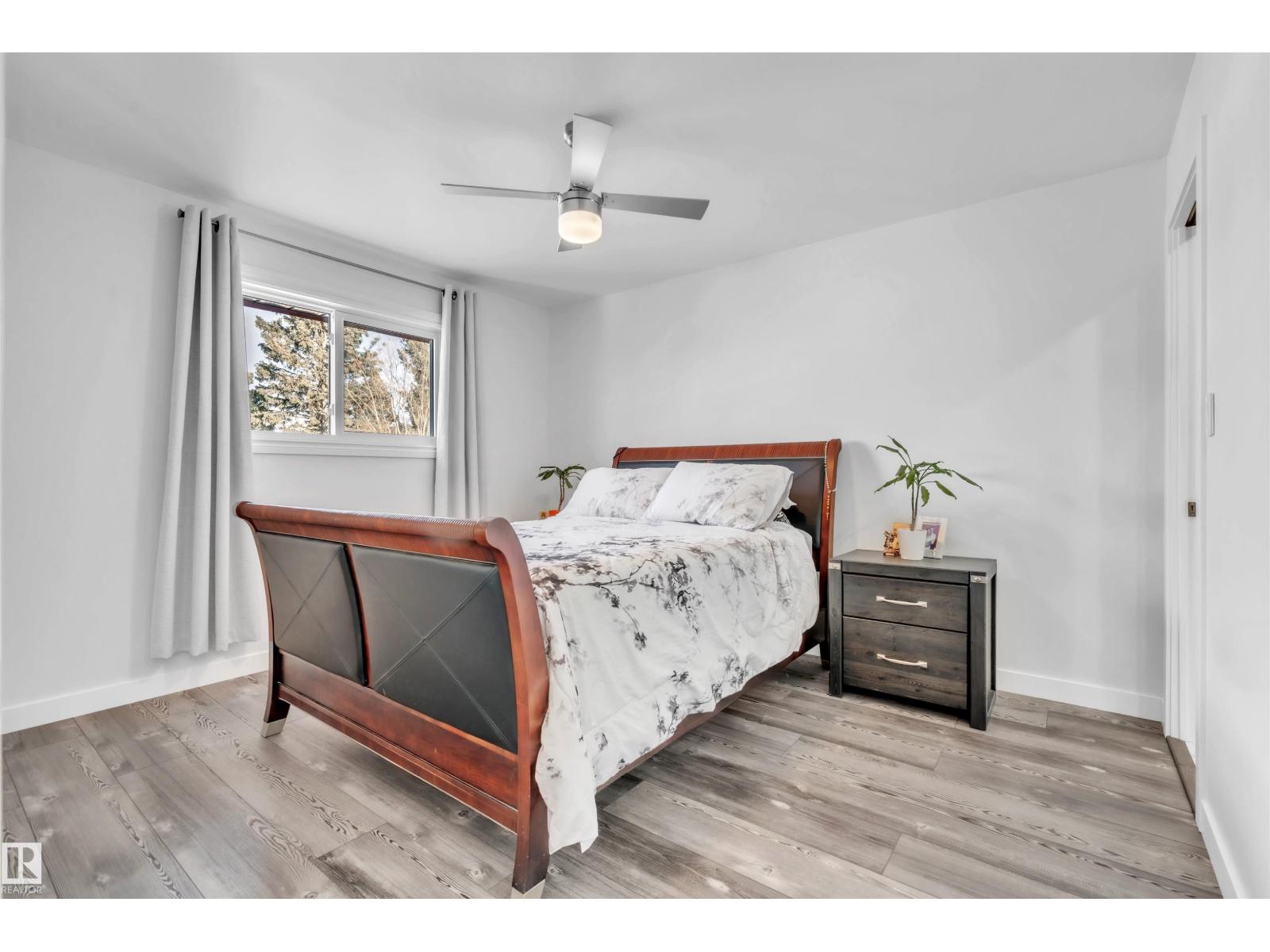 4414 50 AV — photo 15